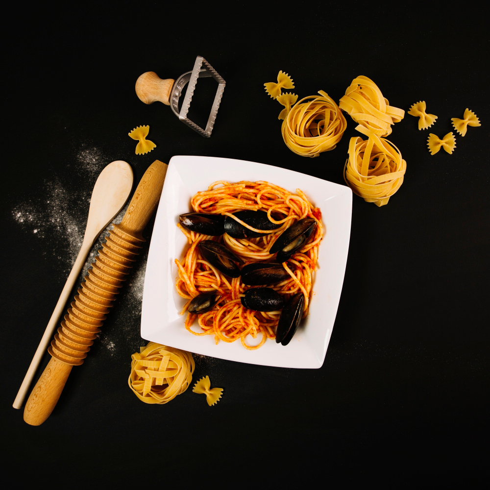 اسپاگتی با ظرف سفید و زمینه مشکی همراه با تزئین
